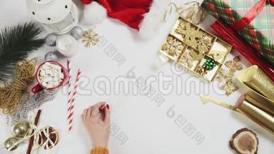 妇女剪彩包装圣诞礼物的俯视图